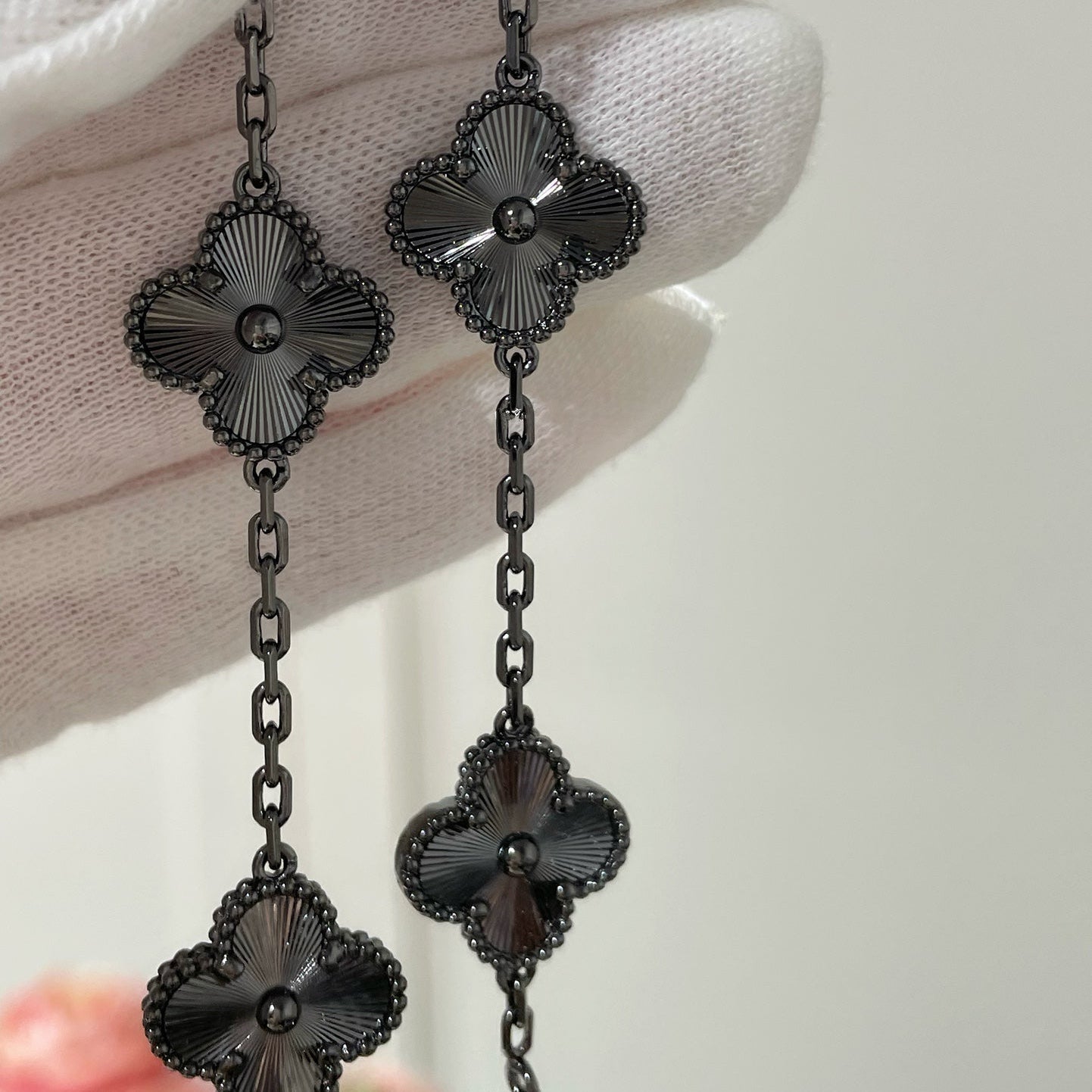 [Bloom]CLOVER 5 MOTIF BLACK BRACELET