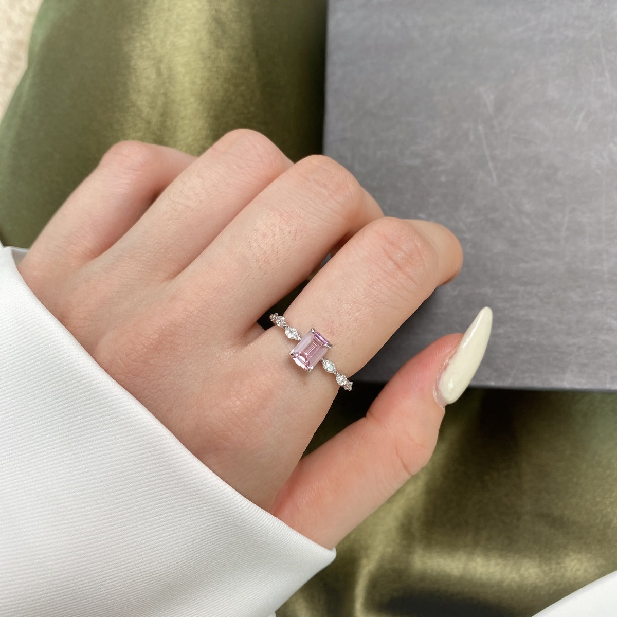 [Bloom]1.0 Carat Dainty Resplendent Radiant Cut Daily Ring