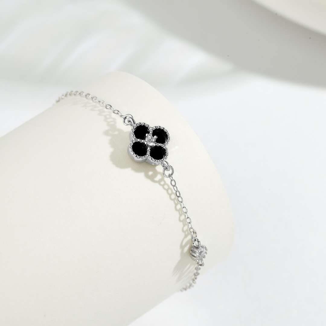 [Bloom]Delicate Four Leaf Clover Bracelet