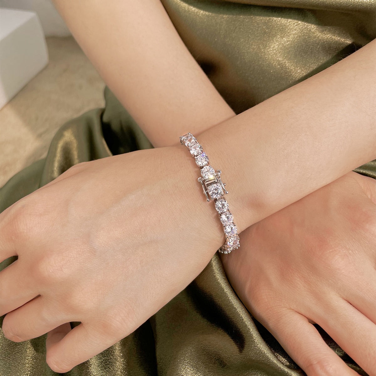 [Bloom]0.75 Carat Dazzling Round Cut Wedding Bracelet