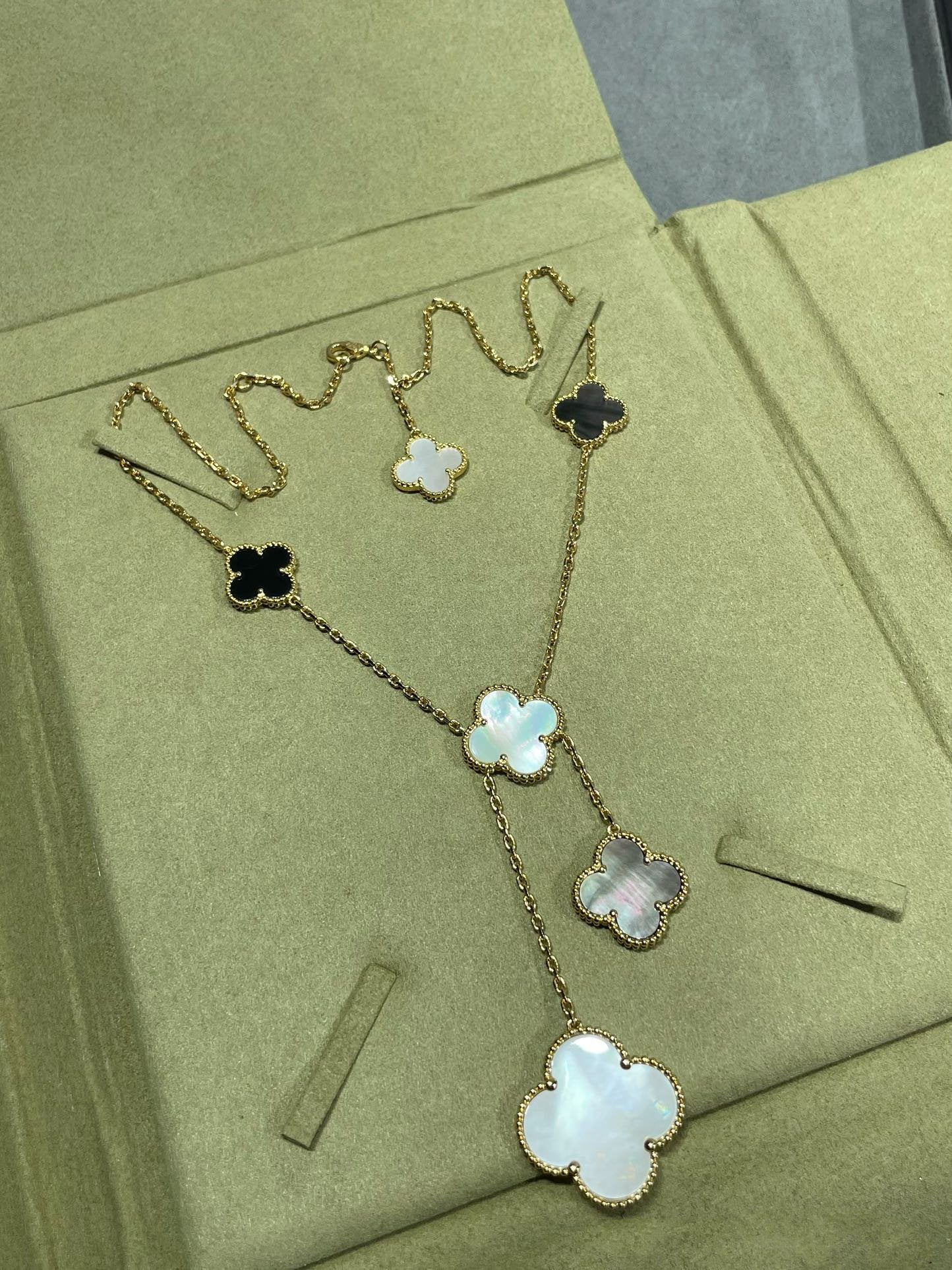 [Bloom]CLOVER 6 MOTIF MOP ONYX GOLD NECKLACE