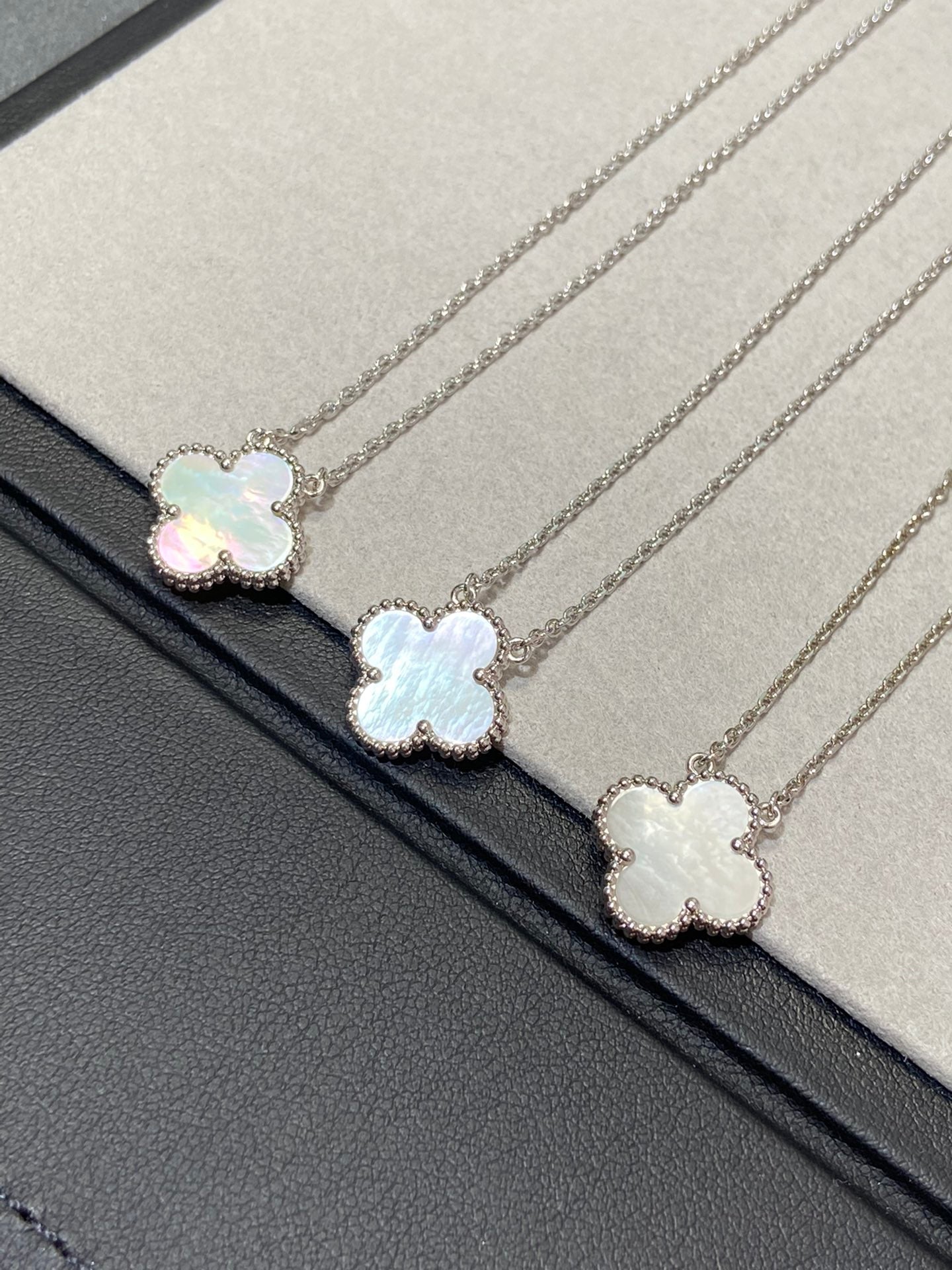 [Bloom]CLOVER MEDIUM SILVER WHITE MOP NECKLACE